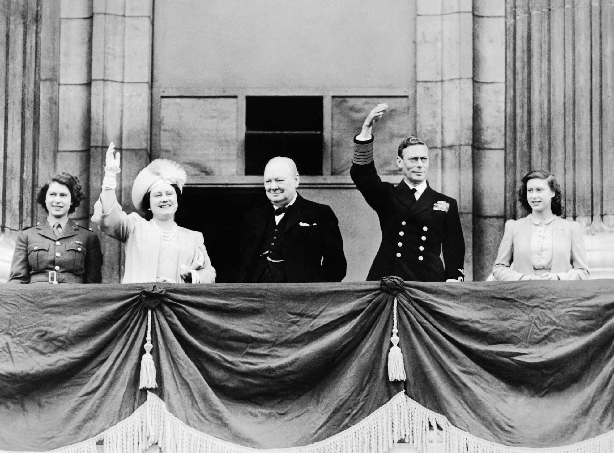 Churchill and Royal Family on balcony