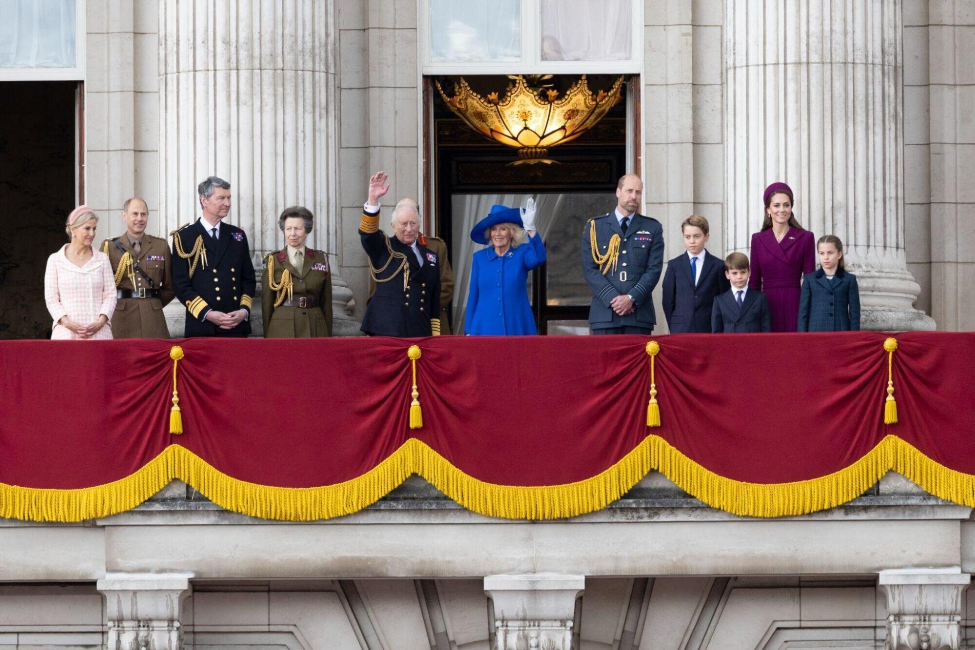 Royal Family on balcony