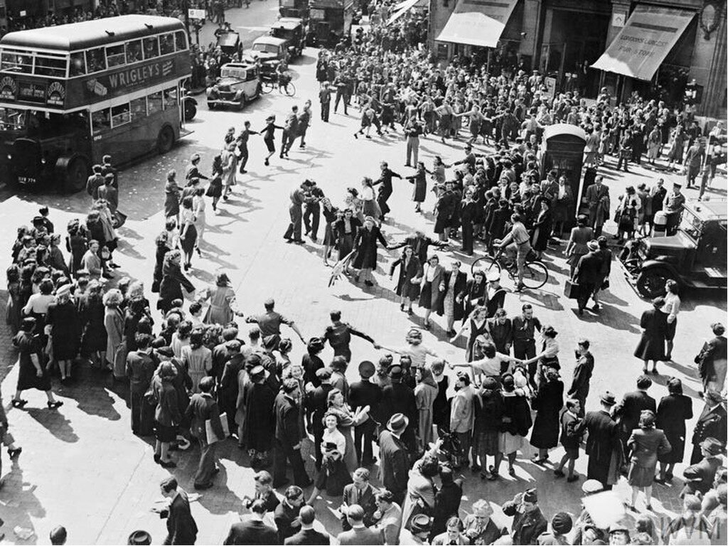 People in London started dancing upon learning that the war had ended. August 1945. Photo: Imperial War Museums.